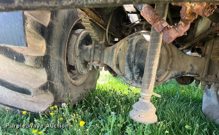 image for item LD9430 1990 International  4900 spreader truck