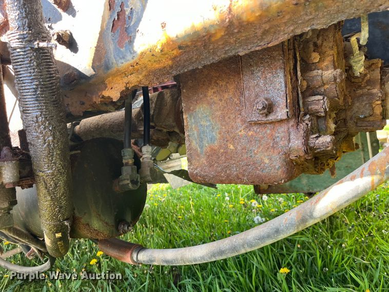 image for item LD9430 1990 International  4900 spreader truck