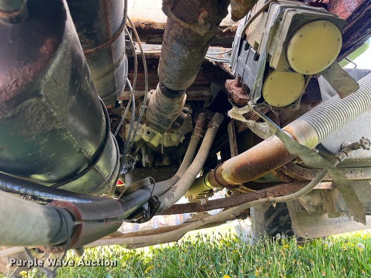 image for item LD9430 1990 International  4900 spreader truck