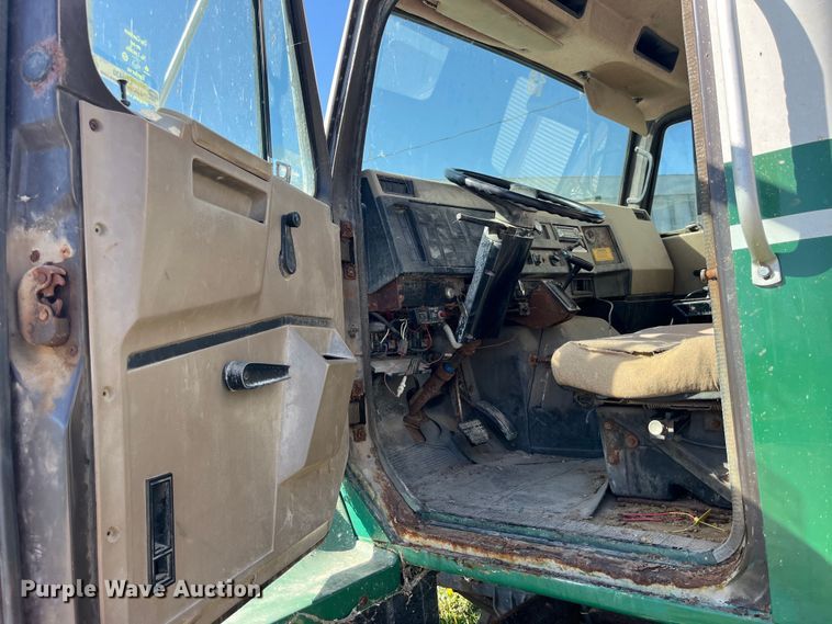 image for item LD9430 1990 International  4900 spreader truck