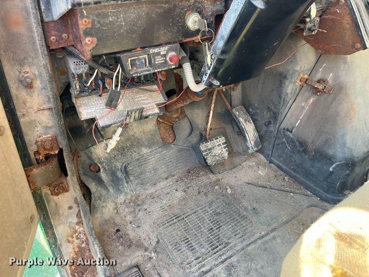 image for item LD9430 1990 International  4900 spreader truck