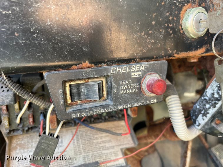 image for item LD9430 1990 International  4900 spreader truck