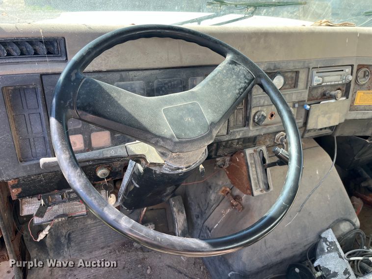 image for item LD9430 1990 International  4900 spreader truck