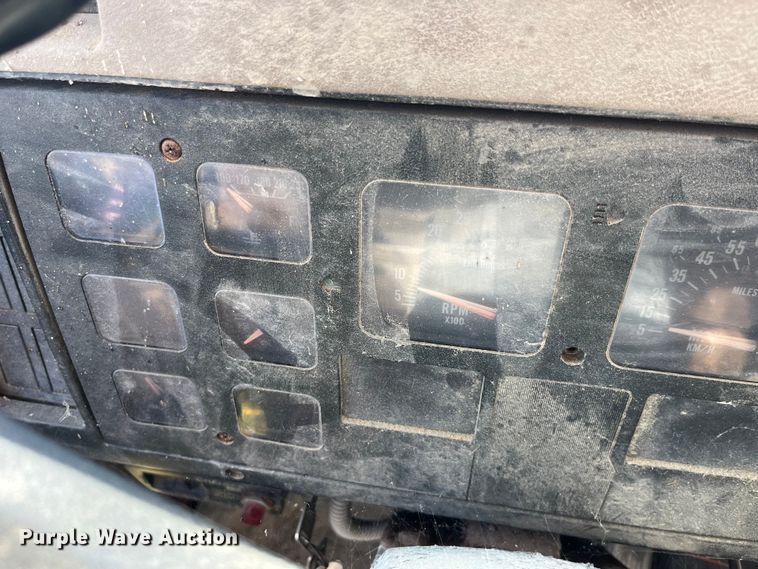 image for item LD9430 1990 International  4900 spreader truck