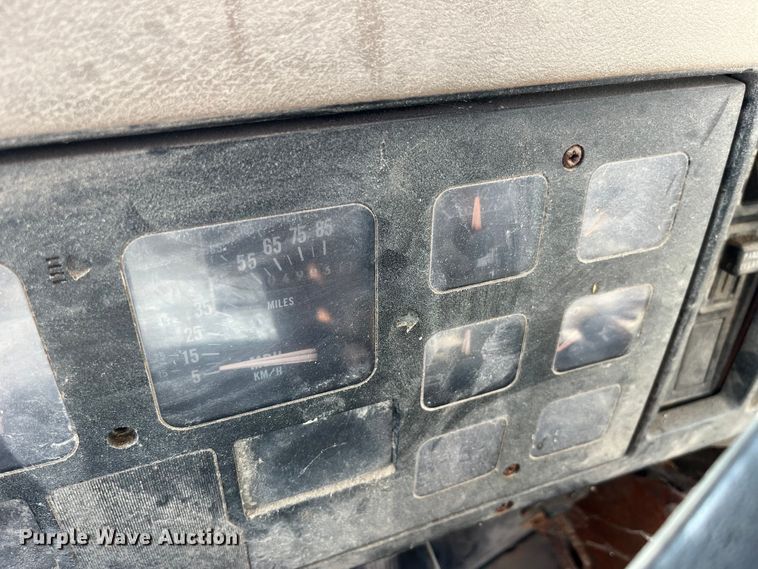 image for item LD9430 1990 International  4900 spreader truck