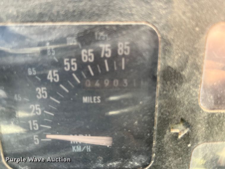 image for item LD9430 1990 International  4900 spreader truck