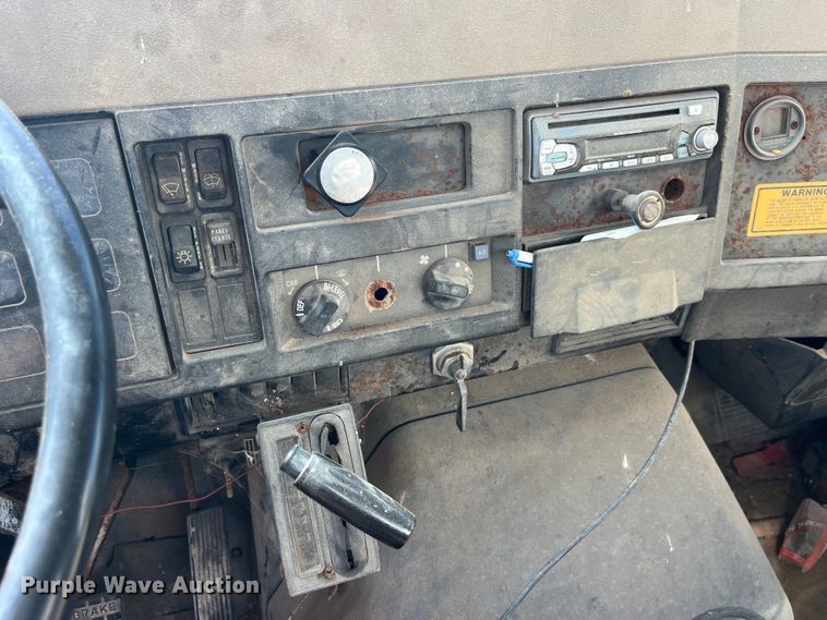 image for item LD9430 1990 International  4900 spreader truck