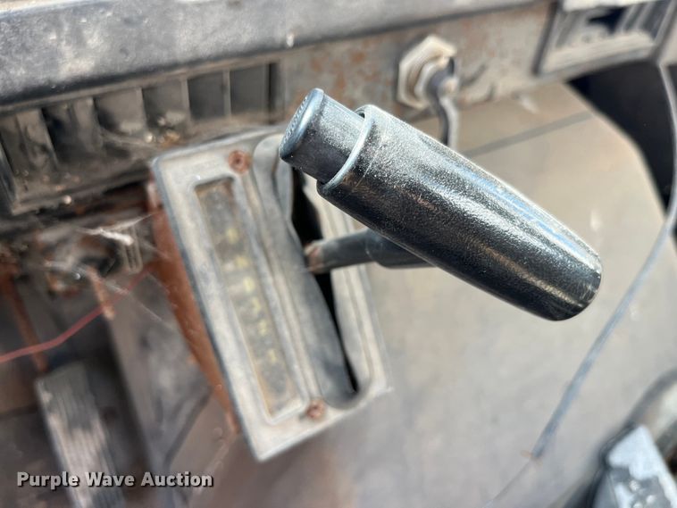 image for item LD9430 1990 International  4900 spreader truck