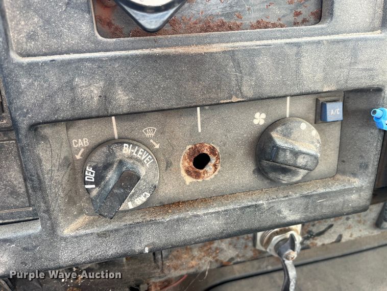 image for item LD9430 1990 International  4900 spreader truck