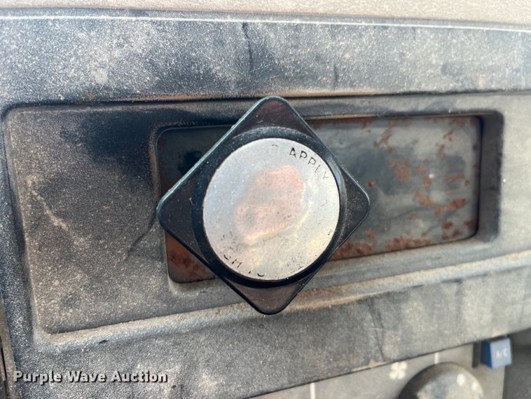 image for item LD9430 1990 International  4900 spreader truck