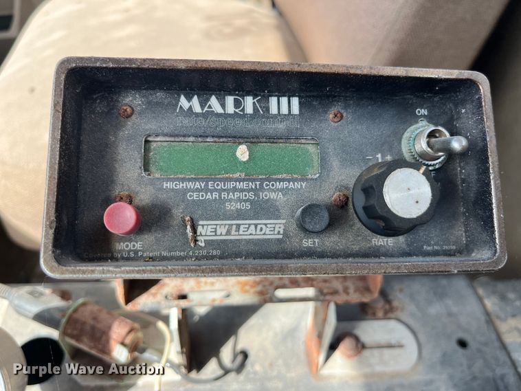 image for item LD9430 1990 International  4900 spreader truck