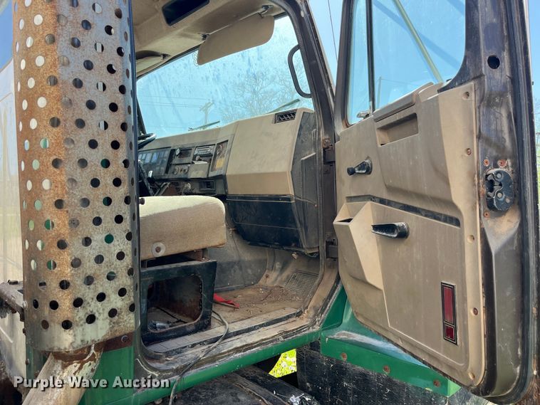 image for item LD9430 1990 International  4900 spreader truck