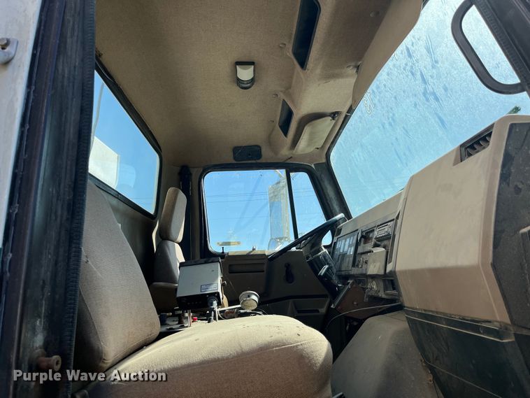 image for item LD9430 1990 International  4900 spreader truck