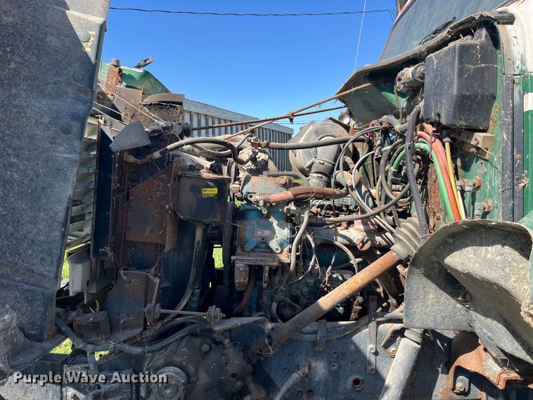 image for item LD9430 1990 International  4900 spreader truck