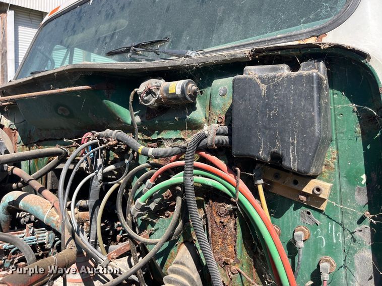 image for item LD9430 1990 International  4900 spreader truck