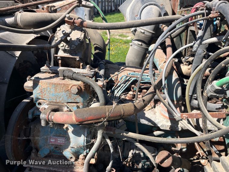 image for item LD9430 1990 International  4900 spreader truck