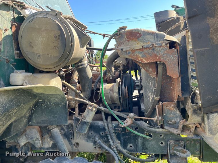 image for item LD9430 1990 International  4900 spreader truck