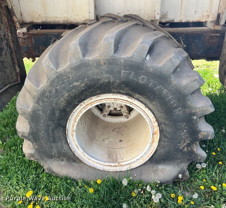 image for item LD9430 1990 International  4900 spreader truck