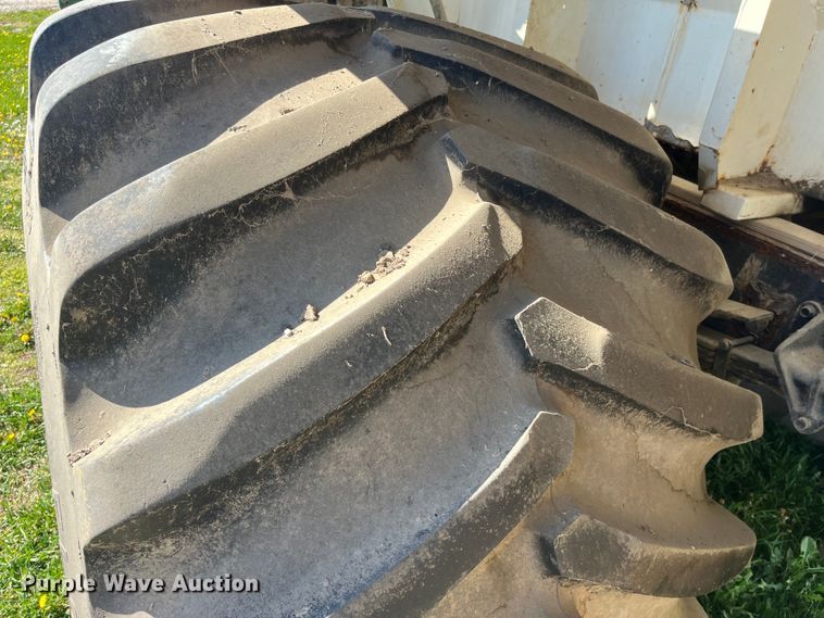 image for item LD9430 1990 International  4900 spreader truck