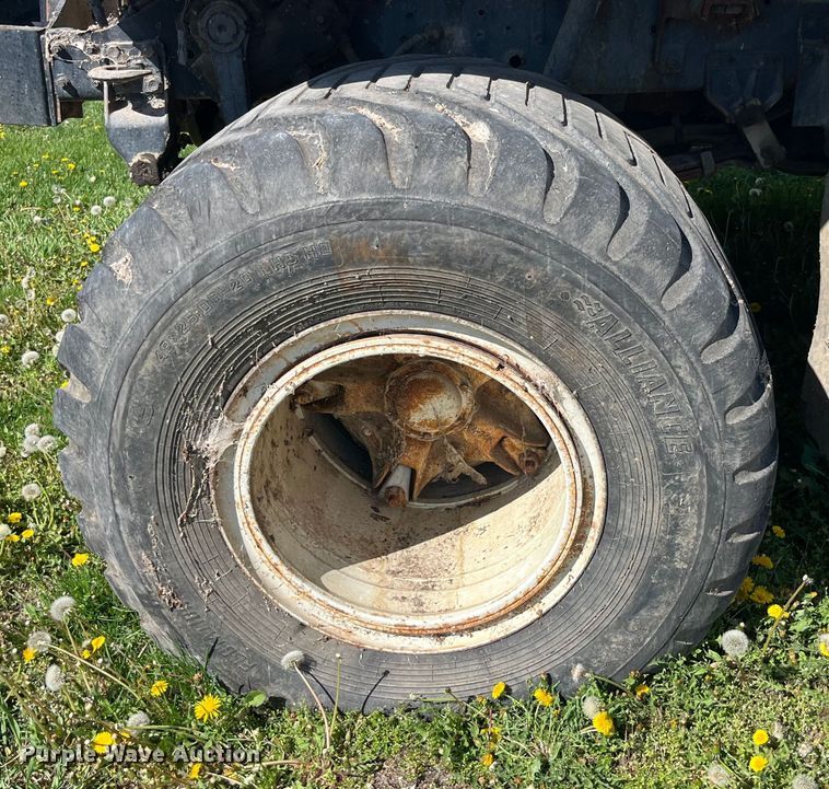 image for item LD9430 1990 International  4900 spreader truck