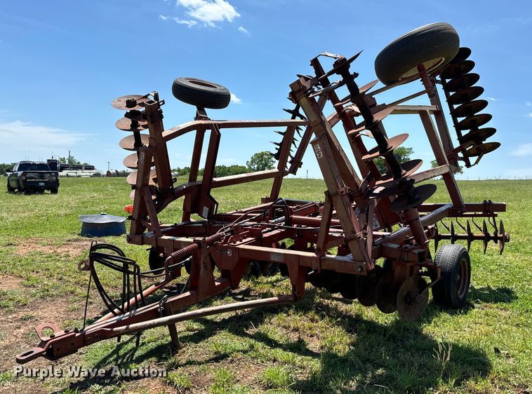 image for item NQ9561 Massey Ferguson  820 tandem disk