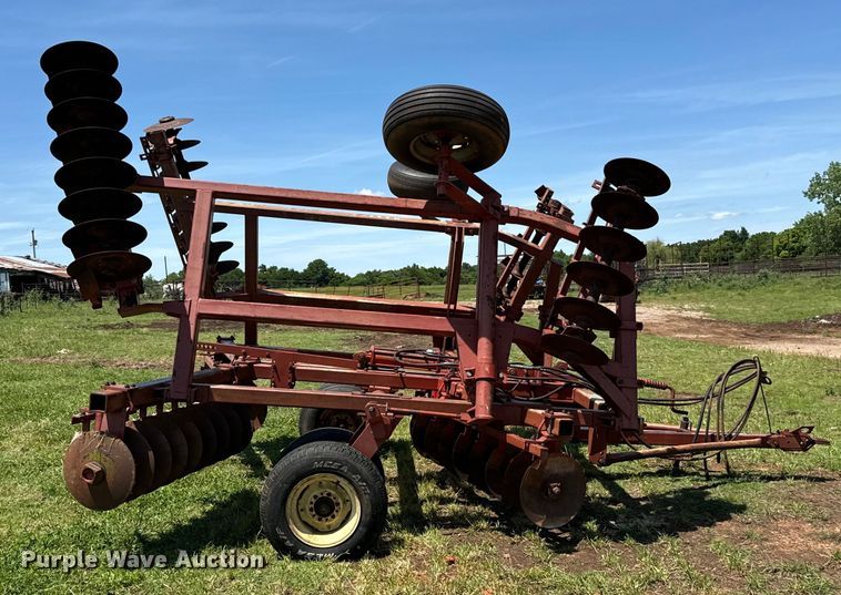 image for item NQ9561 Massey Ferguson  820 tandem disk