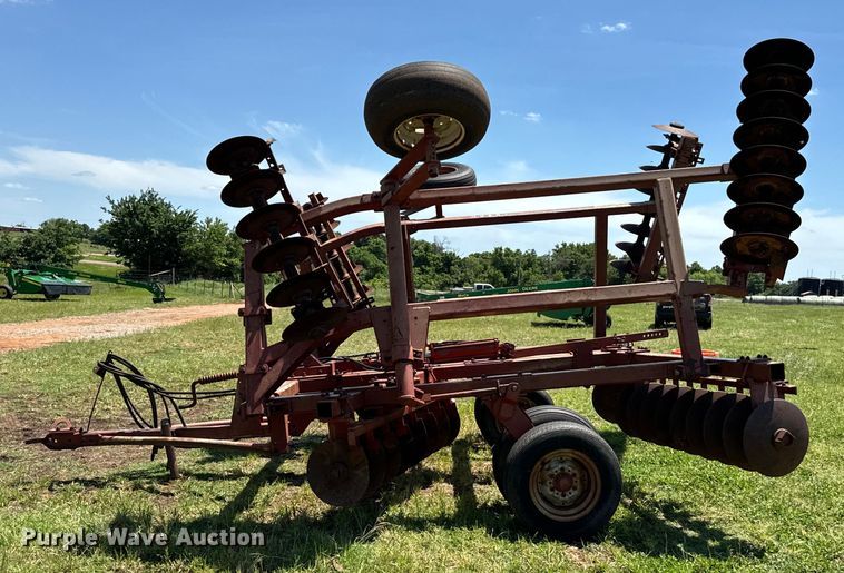 image for item NQ9561 Massey Ferguson  820 tandem disk