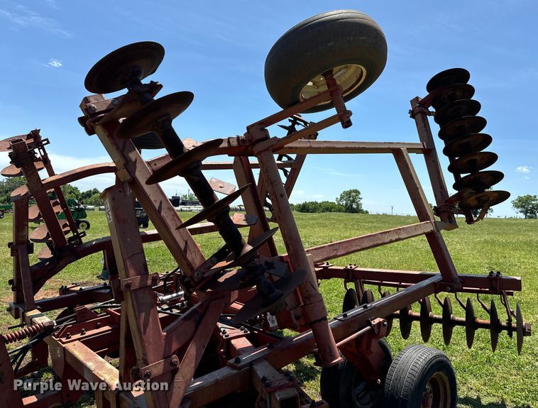 image for item NQ9561 Massey Ferguson  820 tandem disk