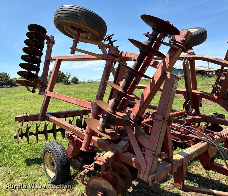 image for item NQ9561 Massey Ferguson  820 tandem disk