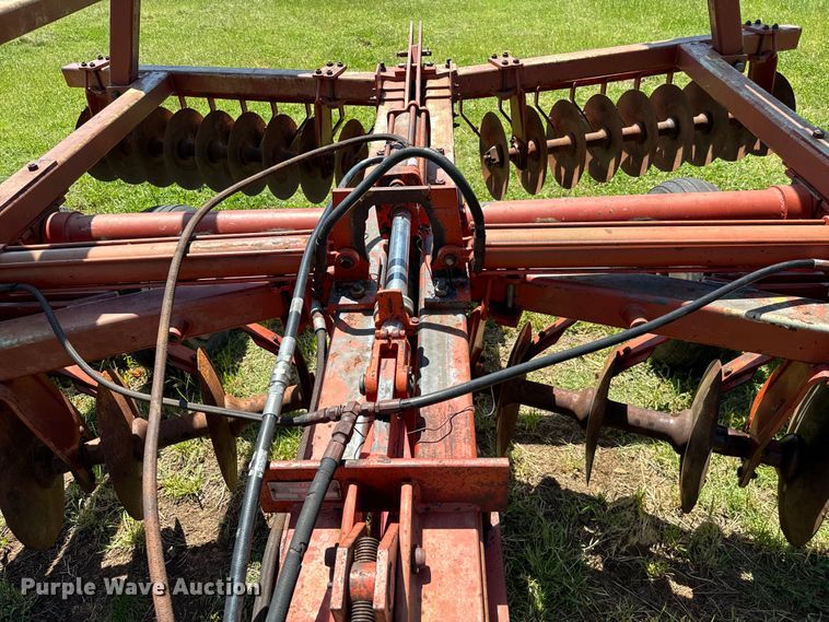 image for item NQ9561 Massey Ferguson  820 tandem disk