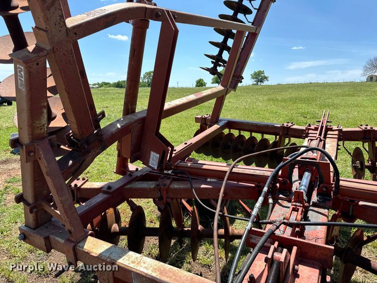 image for item NQ9561 Massey Ferguson  820 tandem disk