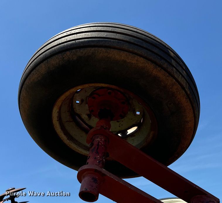 image for item NQ9561 Massey Ferguson  820 tandem disk