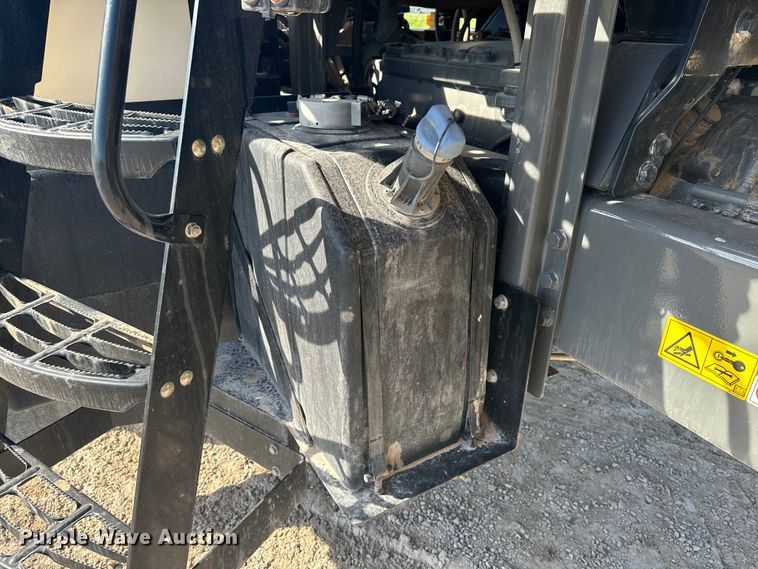 image for item OE9225 2016 TerraGator 8400B applicator