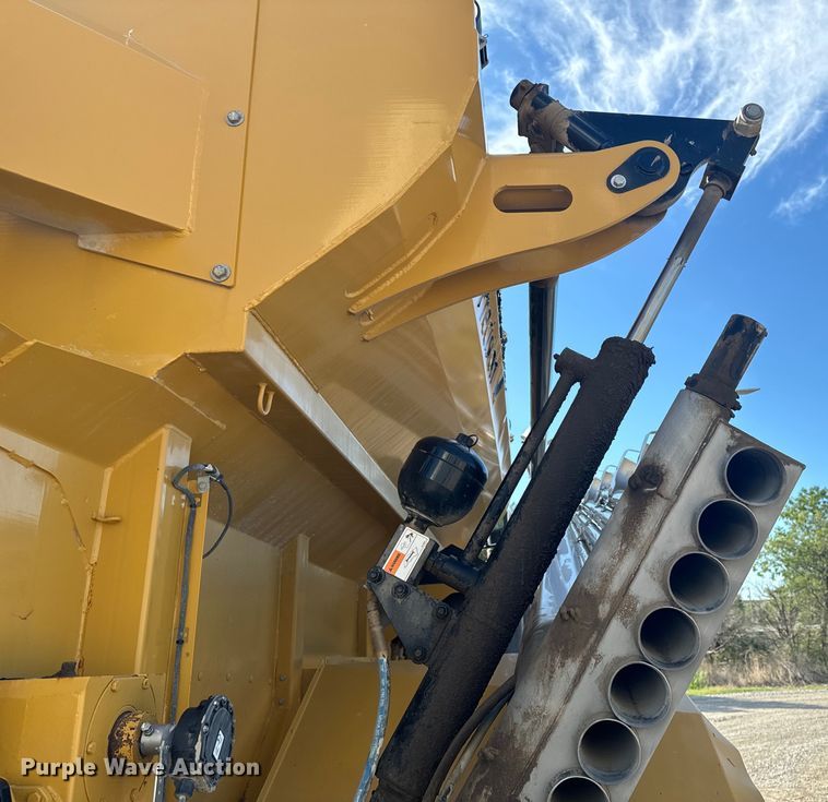 image for item OE9225 2016 TerraGator 8400B applicator