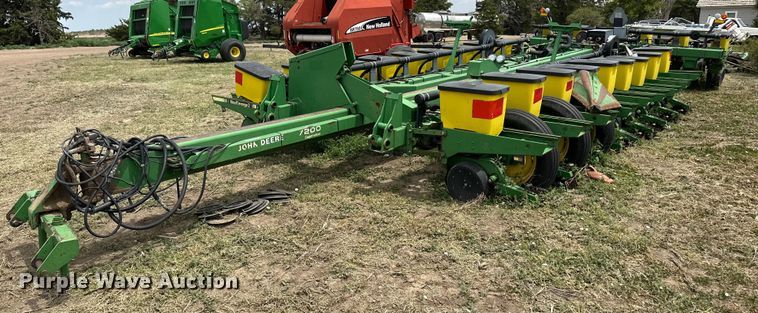 image for item OI9109 1995 John Deere 7200 Conservation planter