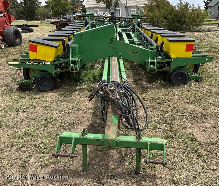 image for item OI9109 1995 John Deere 7200 Conservation planter