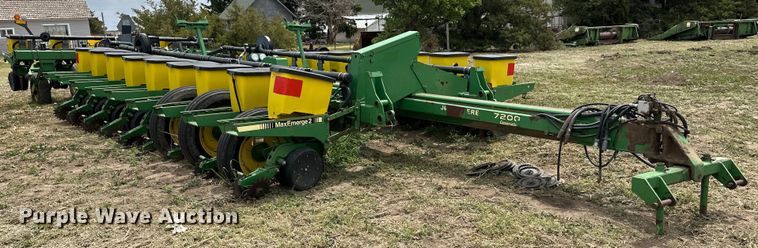 image for item OI9109 1995 John Deere 7200 Conservation planter
