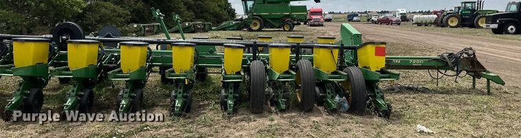 image for item OI9109 1995 John Deere 7200 Conservation planter