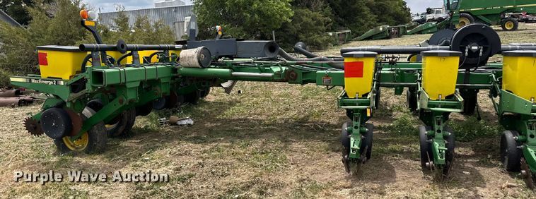 image for item OI9109 1995 John Deere 7200 Conservation planter