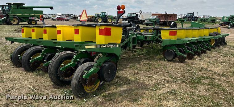 image for item OI9109 1995 John Deere 7200 Conservation planter