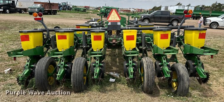 image for item OI9109 1995 John Deere 7200 Conservation planter