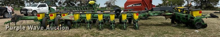 image for item OI9109 1995 John Deere 7200 Conservation planter