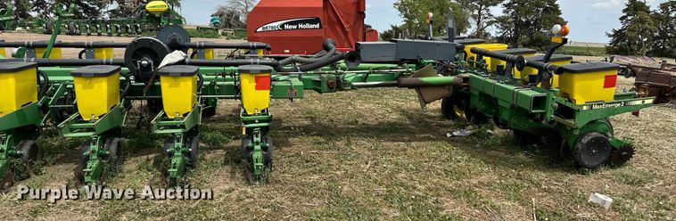 image for item OI9109 1995 John Deere 7200 Conservation planter