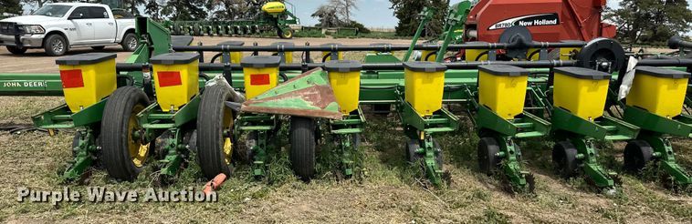 image for item OI9109 1995 John Deere 7200 Conservation planter