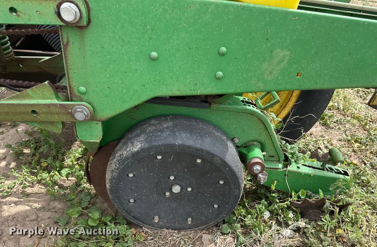image for item OI9109 1995 John Deere 7200 Conservation planter