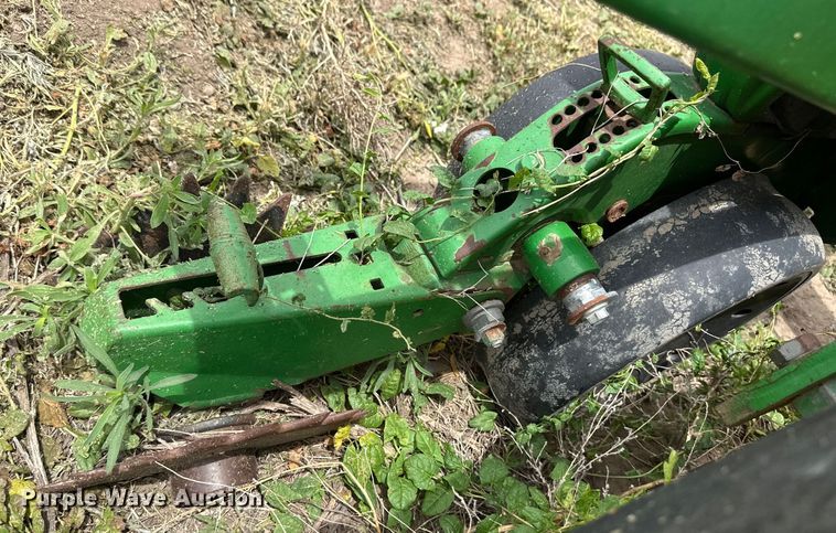 image for item OI9109 1995 John Deere 7200 Conservation planter