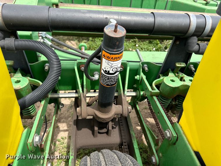 image for item OI9109 1995 John Deere 7200 Conservation planter