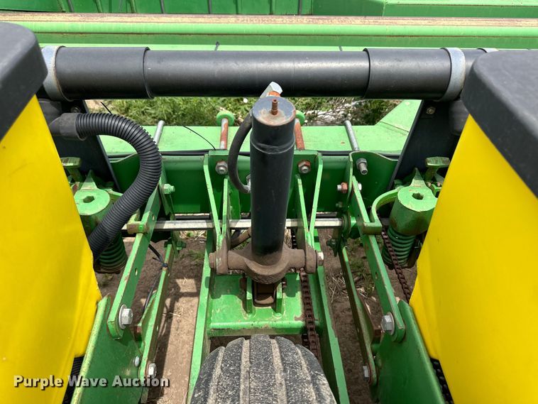 image for item OI9109 1995 John Deere 7200 Conservation planter