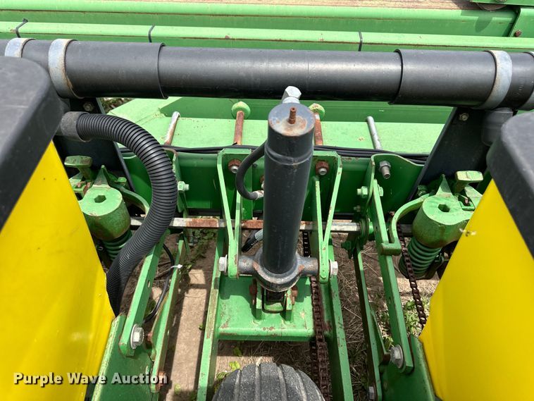 image for item OI9109 1995 John Deere 7200 Conservation planter