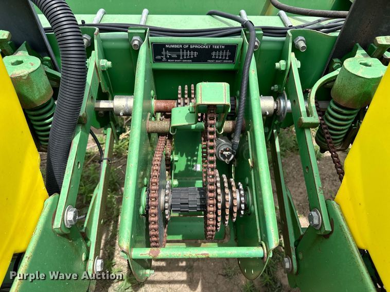 image for item OI9109 1995 John Deere 7200 Conservation planter